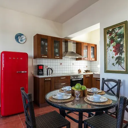 Semesterbostad Elena House *